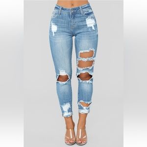 NWOT  High Rise Distressed
Jeans - Light Blue Wash size 7